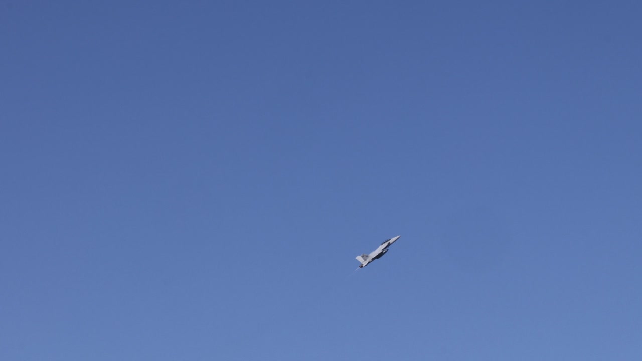 varios pájaros volando en una secuencia a través del cielo