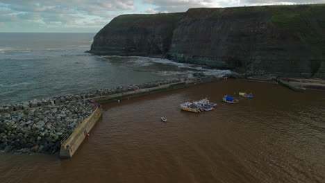 Einrichtung-Einer-Drohnenaufnahme-Des-Hafens-Von-Staithes-Mit-Blick-Aufs-Meer,-Yorkshire,-Vereinigtes-Königreich