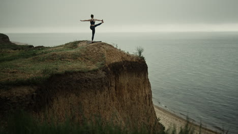 Anmutige-Frau-Macht-Yoga-Asana-Trainingsbalance-Auf-Einem-Strandhügel-Im-Freien.