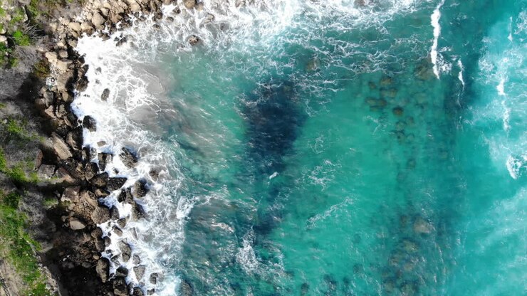 Vista aerea delle onde che si infrangono sulla costa di Limassol, Cipro