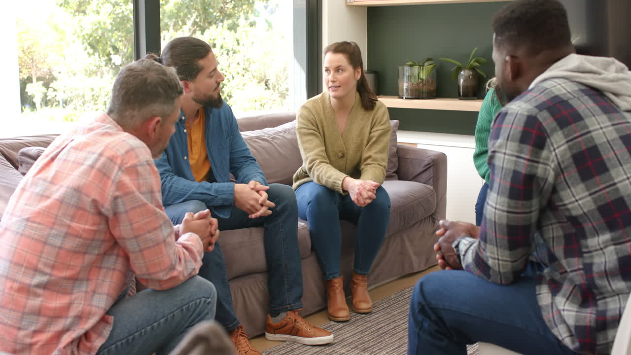 grupo diversificado de amigos a falar e a apoiar-se mutuamente numa sessão de terapia de grupo