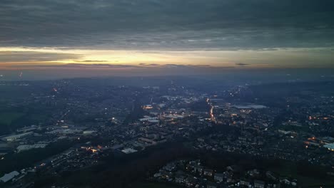 vuelo al atardecer con drones sobre una concurrida autopista urbana por la noche coches luces cruce en movimiento