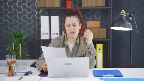 mujer de negocios molesta con los resultados negativos del papeleo.
