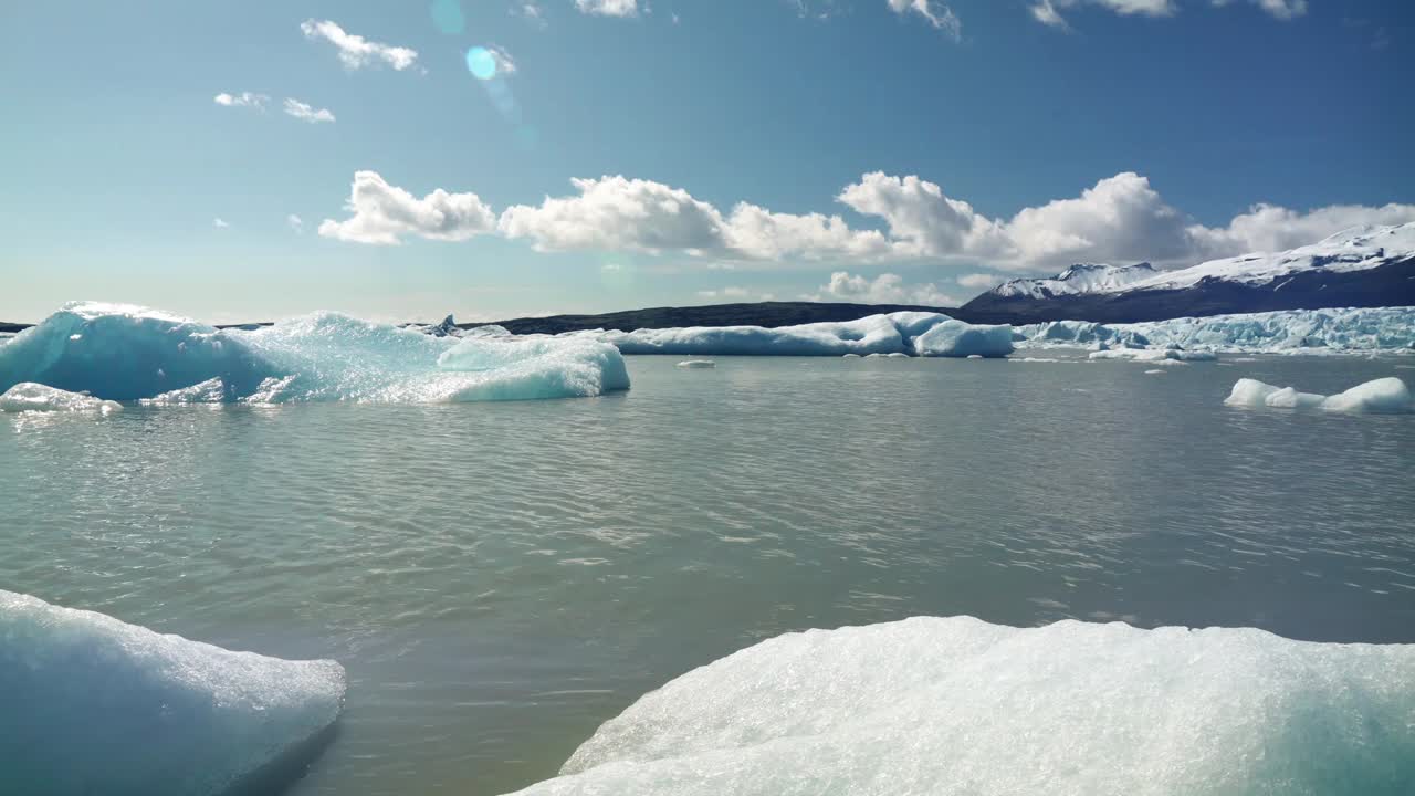 빙하 호수의 빙산