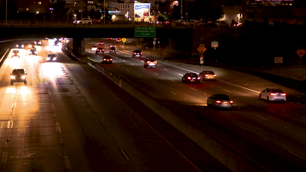 로스앤젤레스 의 비는 고속도로 에 있는 저녁 급행 시간 교통