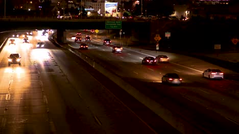 el tráfico de la hora pico de la noche en la concurrida autopista de los ángeles