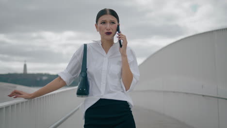 Geschäftsfrau-Gibt-Telefonische-Anweisungen-Auf-Der-Straße.-Besorgte-Frau-Ruft-Vertikal-An