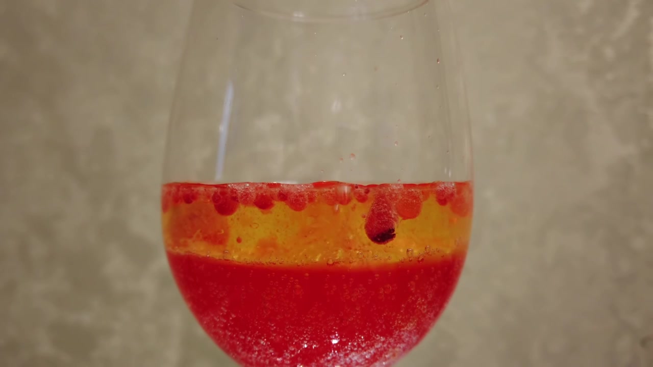 Soluzione colorata in un bicchiere
