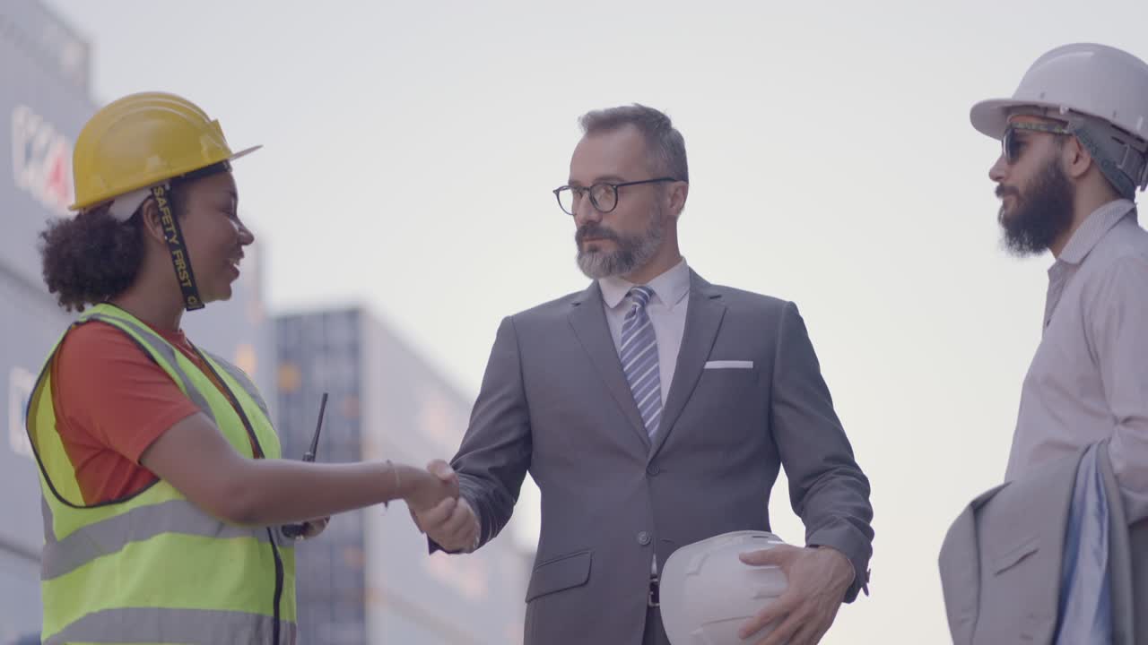 ejecutivo o inversor y propietario de logística negocio y gerente mujer hablando y acuerdo de inversión de carga de transporte, apretón de manos para felicitar por trabajar para hacer juntos en el patio de contenedores.