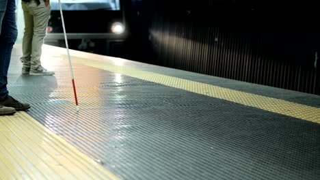 independencia, ceguera-hombre ciego en la estación de metro