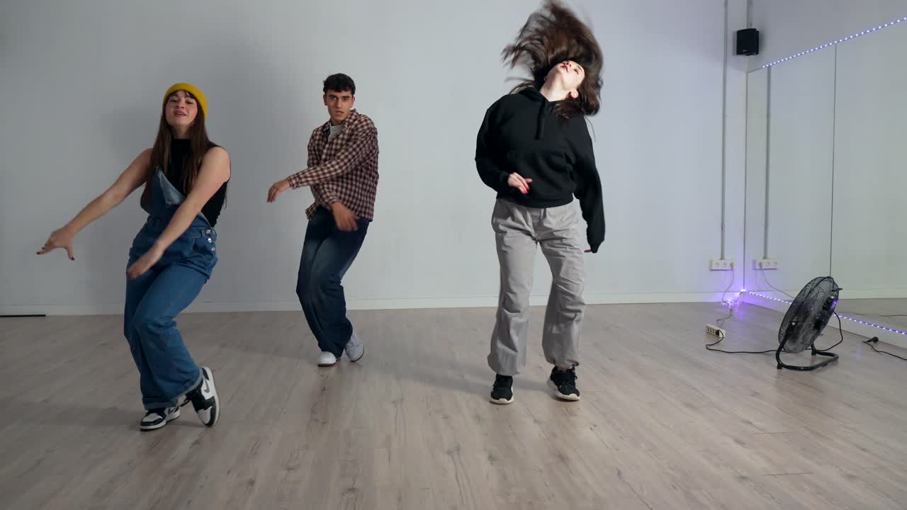 スタジオでのダンスパフォーマンス。