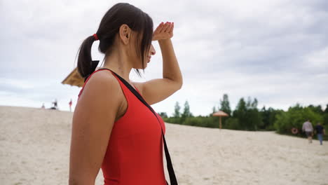 frauliche rettungsschwimmerin am strand