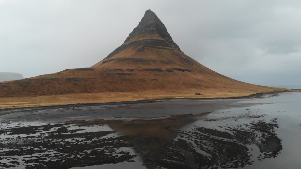 공중 전망, 아이슬란드 고원, 검은 용암 밭의 빙하 강, 화산 정상과 흐린 날씨, 드론 샷