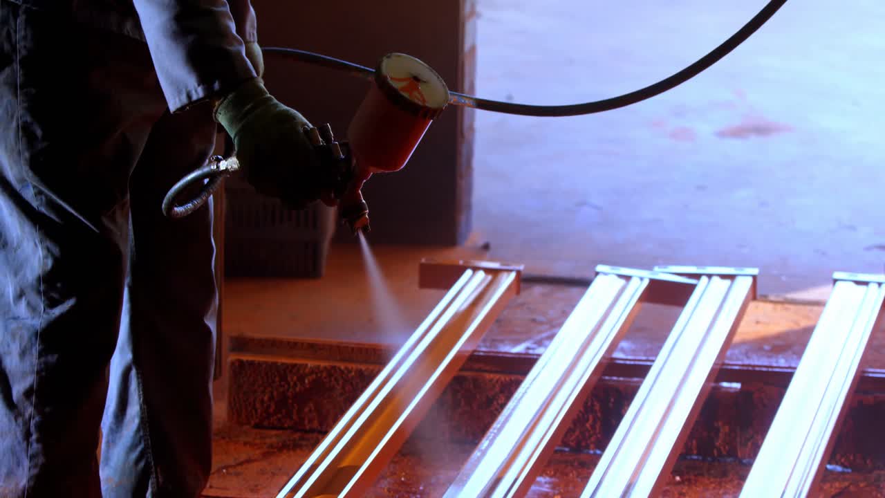 4k 워크 ⁇ 에서 스프레이 페인팅 기계를 사용하는 금속공