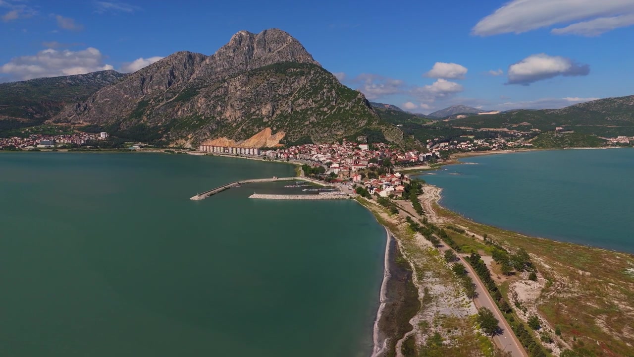 Riprese aeree con drone del piccolo villaggio sul Lago Egirdir in Anatolia, vicino a Isparta, Turchia, destinazione di viaggio.