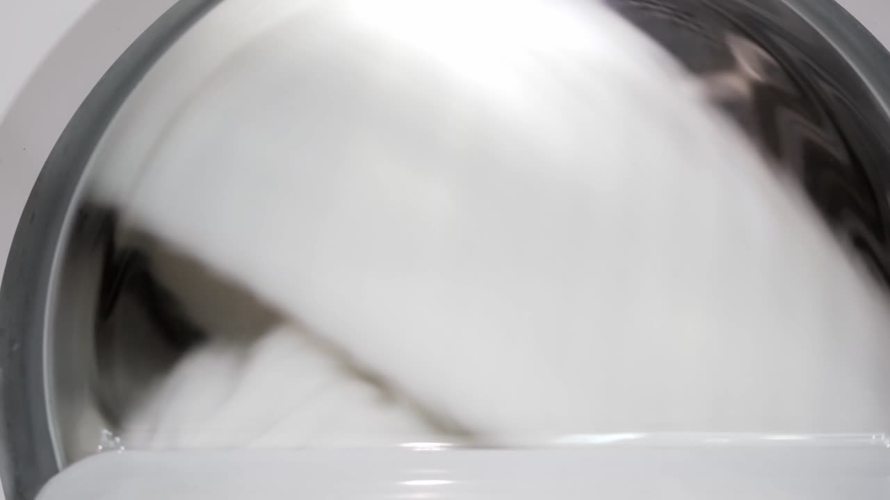 4k la secadora se pone en marcha. ciclo de secado de la ropa blanca de cerca. rotación del tambor. modo nocturno. retroiluminado. ropa fresca y seca. progreso técnico. movimiento. giro. lavandería. ayudante de rutina de tareas