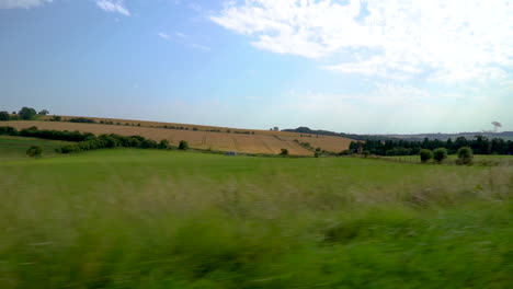 La-Hermosa-Y-Verde-Campiña-Británica-Inglesa-Que-Pasa-Por-El-Lado-De-Un-Automóvil-Que-Conduce-Por-Las-Pintorescas-Carreteras-Rurales-En-Cámara-Lenta-Que-Muestra-Campos-De-Trigo-Y-Las-Tierras-De-Cultivo-Del-Reino-Unido-Gloucestershire