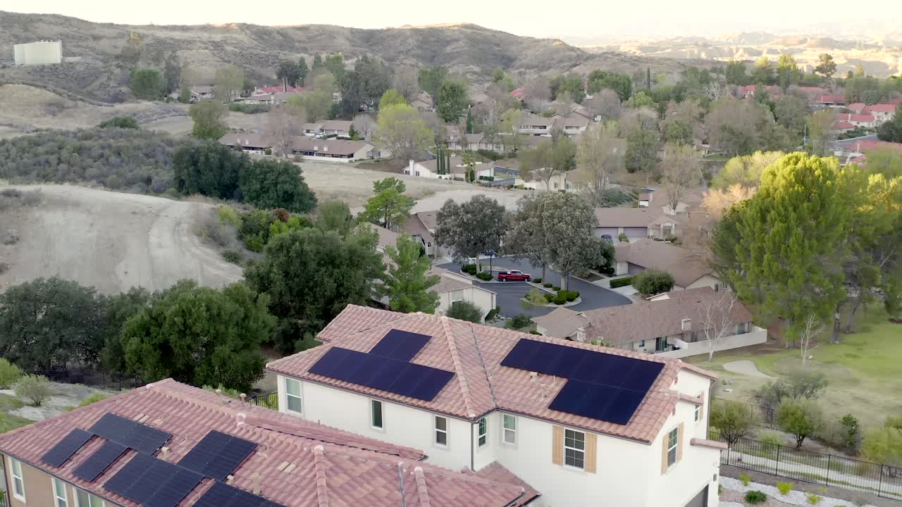 casa moderna de california con paneles solares y concepto de camión eléctrico, vista aérea