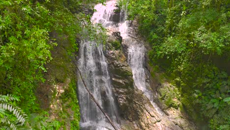 Una-Hermosa-Cascada-Rodeada-De-Exuberante-Vegetación