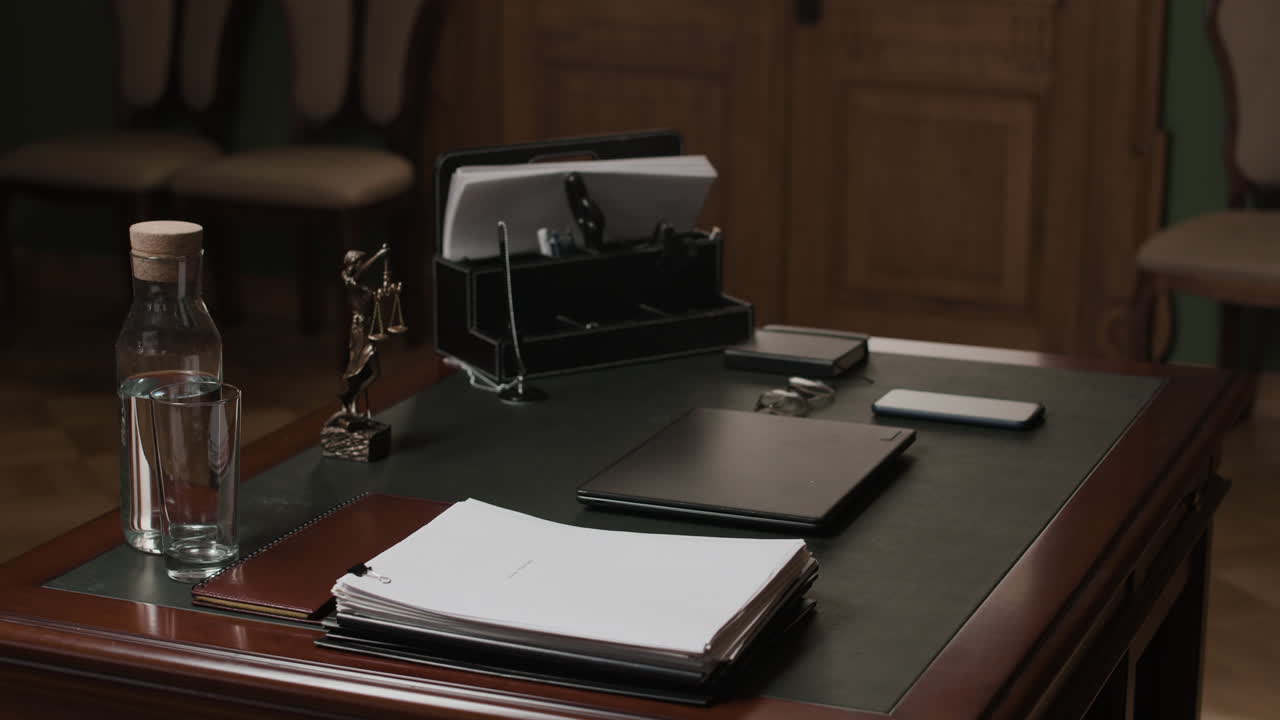 el escritorio de la oficina del abogado.