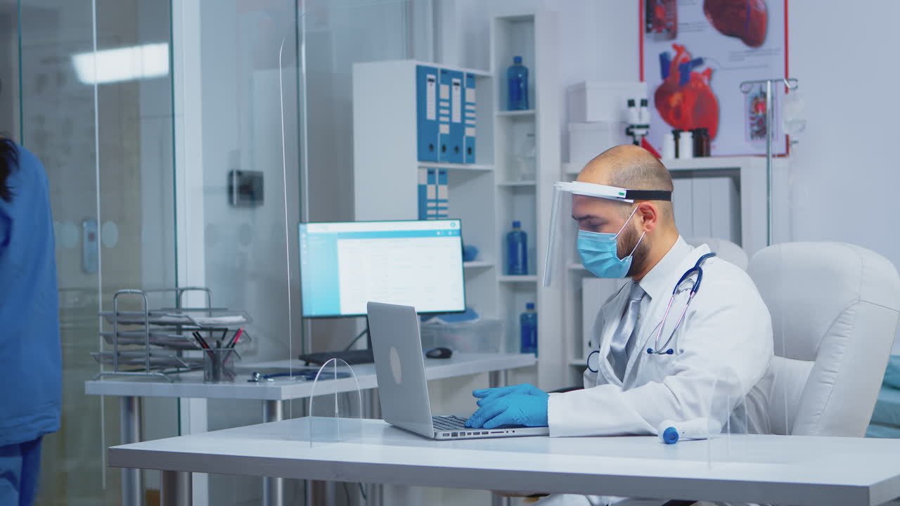 el médico escribiendo el tratamiento en la computadora portátil