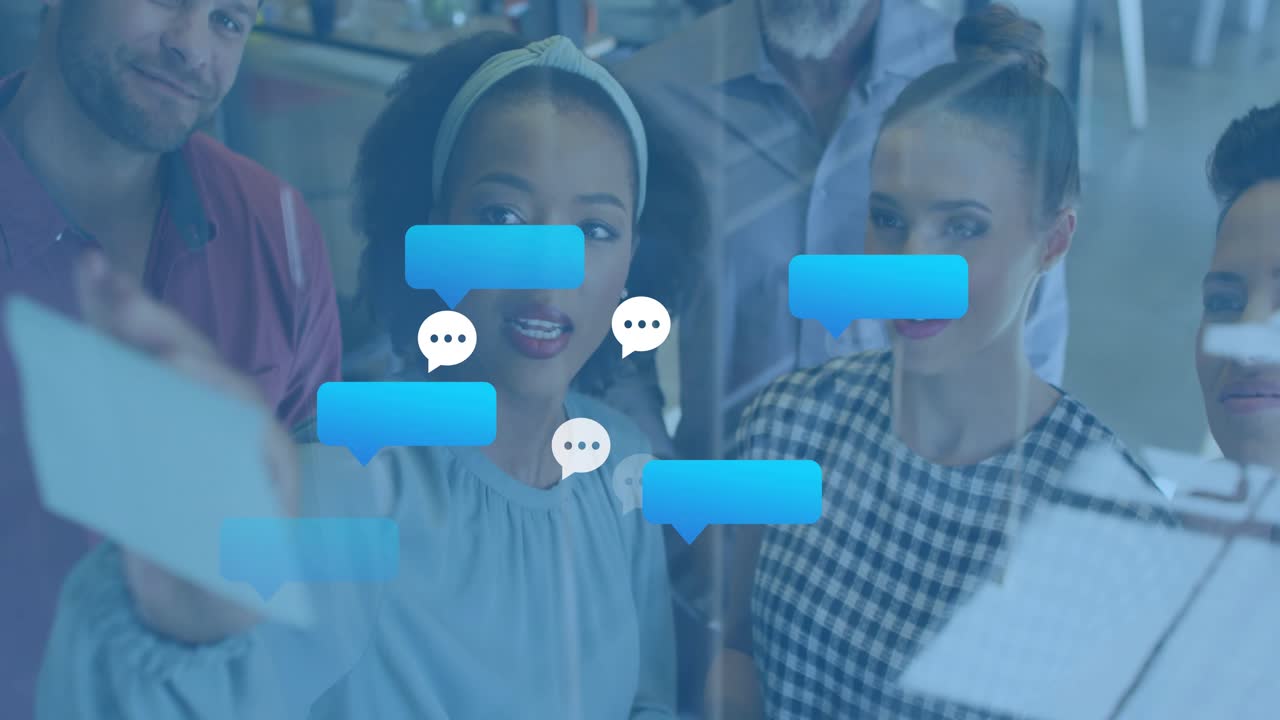 Donna che indica un post-it su una lavagna di vetro durante un brainstorming aziendale, generando bolle di chat blu-bianche