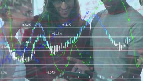 animación del procesamiento de datos financieros sobre diversas personas que utilizan tableta.