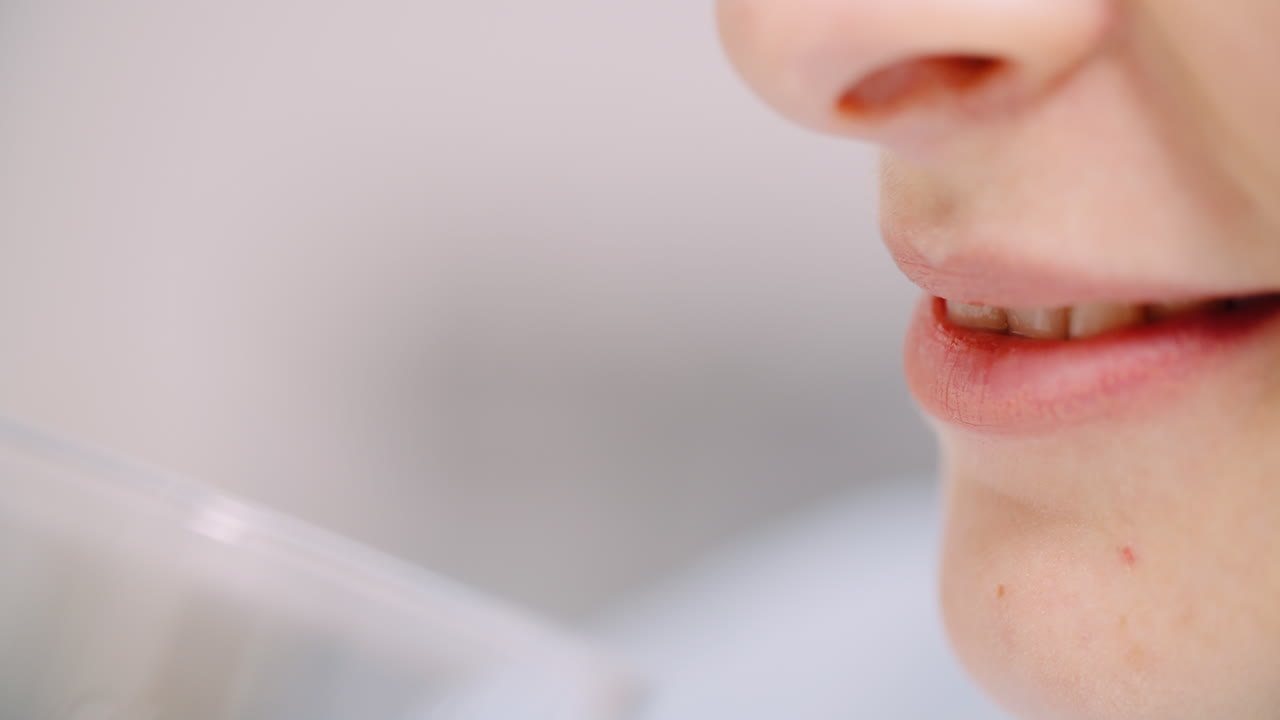 물 한 잔을 마시는 여자의 극단적인 클로즈업