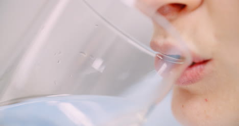 물 한 잔을 마시는 여자의 극단적인 클로즈업