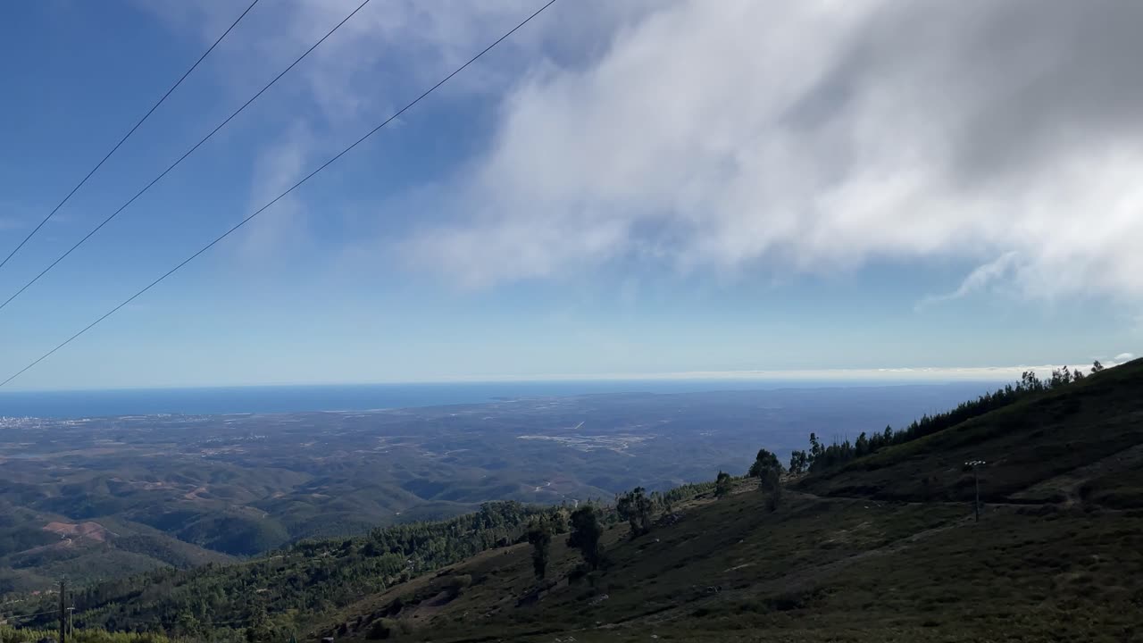 establecimiento de una toma de nubes oscuras que cubren el cielo azul sobre montañas empinadas