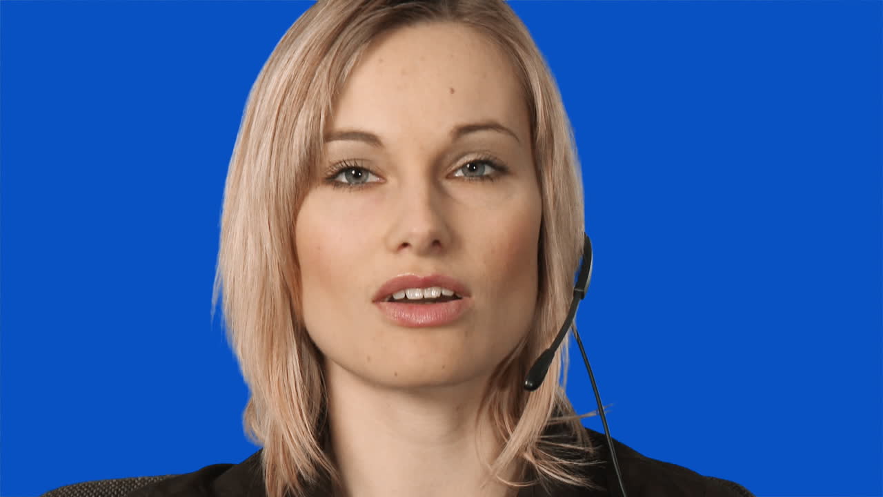 Mulher de headset com tela azul