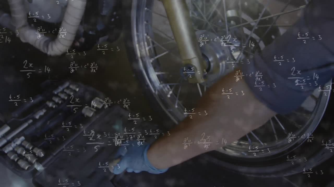 animación de ecuaciones matemáticas con un hombre reparando la rueda de su motocicleta