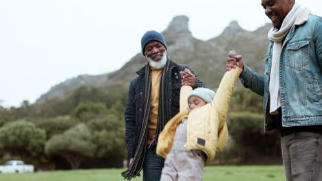 familia, balanceo y diversión al aire libre con el abuelo