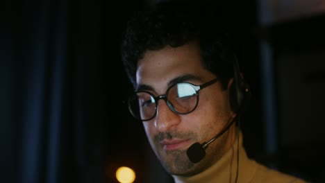 hombre de negocios en una llamada de video por la noche