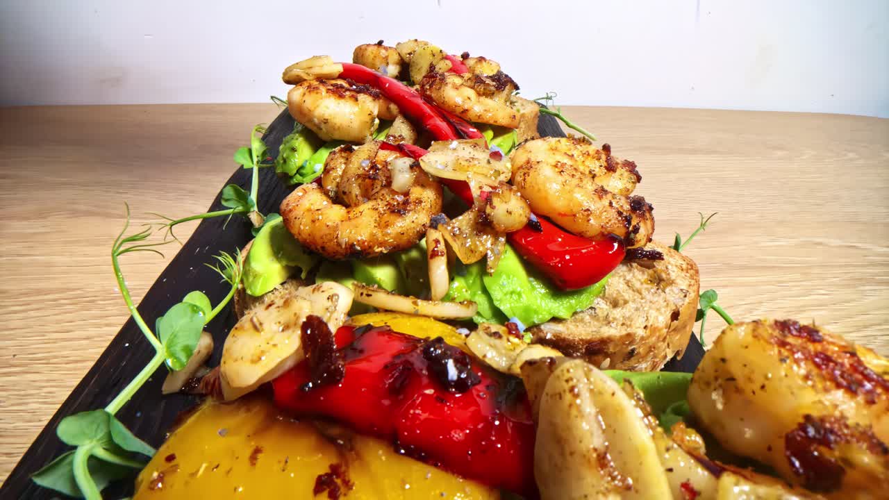 Bruschetta gourmet con sale, gamberetti e avocado su una fetta abbondante di pane integrale