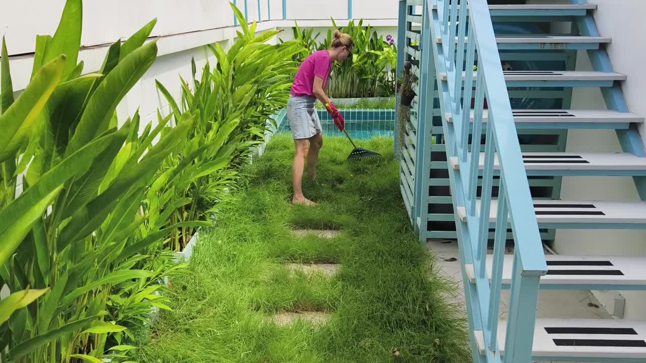 mujer jardinería en un patio del patio