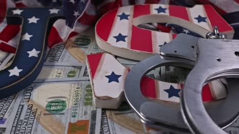 regulación financiera de la economía de los estados unidos sanciones con la bandera de los estados unidos dólares billetes esposas