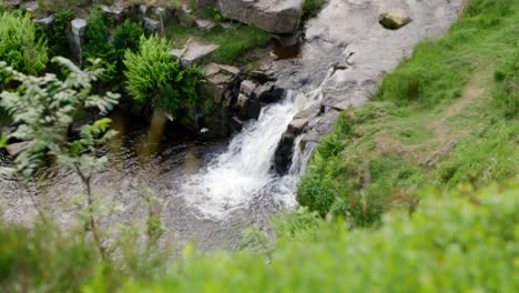 Vistas-Panorámicas-De-Un-Río-Con-Pequeñas-Cascadas,-En-La-Cabeza-De-Tres-Cucarachas-En-El-Distrito-De-Los-Picos,-Reino-Unido