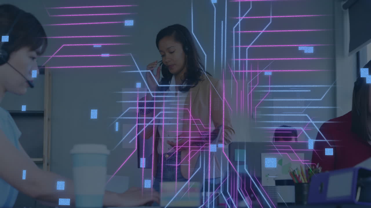 사무실의 다양한 동료들에 대한 데이터 처리와 함께 컴퓨터 회로판의 애니메이션