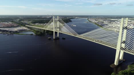 Brücke:-Drohnen-Orbitaufnahme:-Dames-Point-Brücke:-Halbkreis