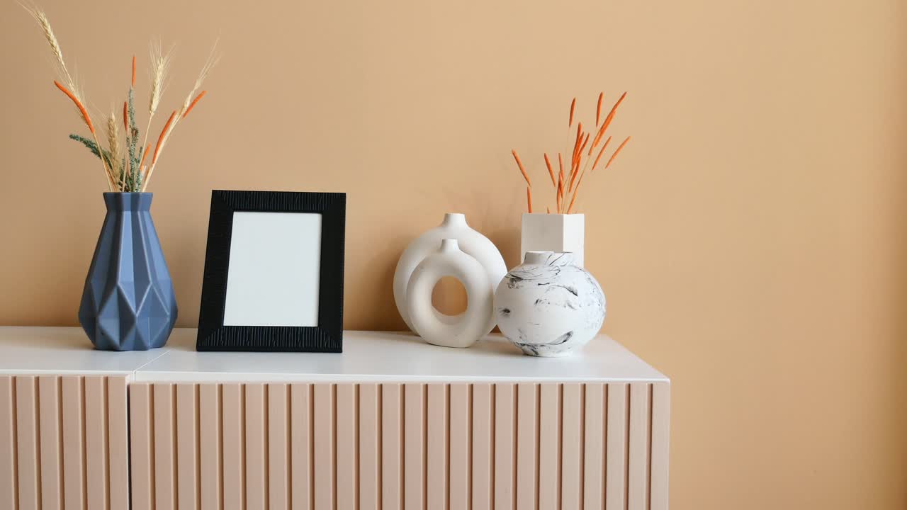 exhibición de decoración de hogar elegante en un gabinete