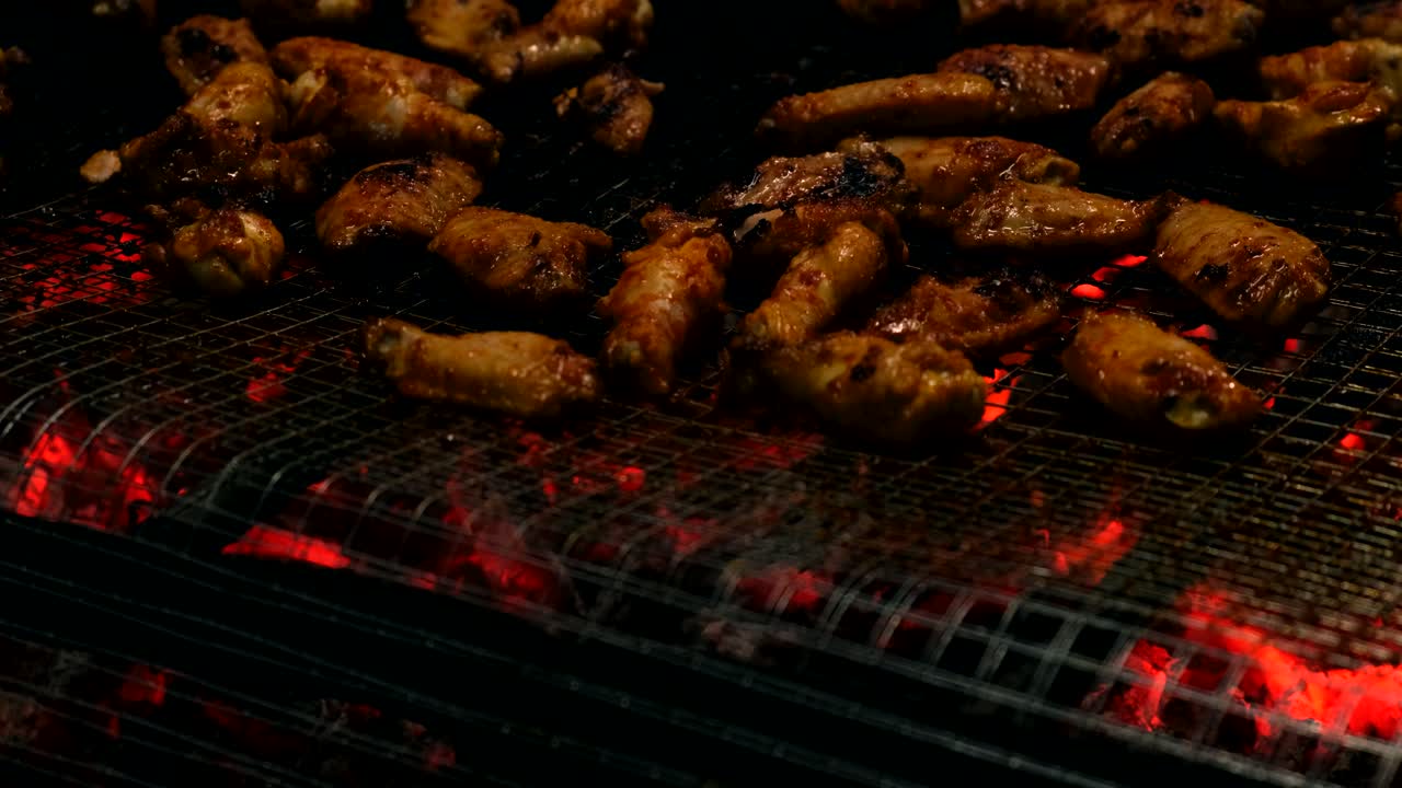 vista de cerca de deliciosas alitas de pollo picantes a la parrilla en una parrilla casera