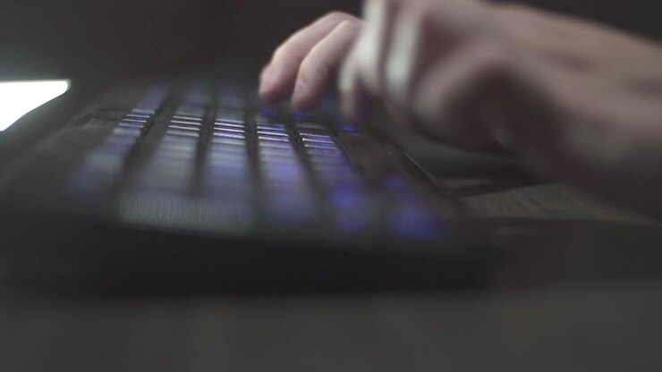 Un rack focus di una persona che digita su una tastiera.