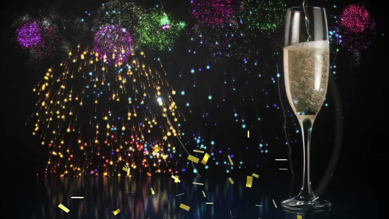 Animazione di scritte di auguri di buon anno su coriandoli, un bicchiere di champagne e fuochi d'artificio.