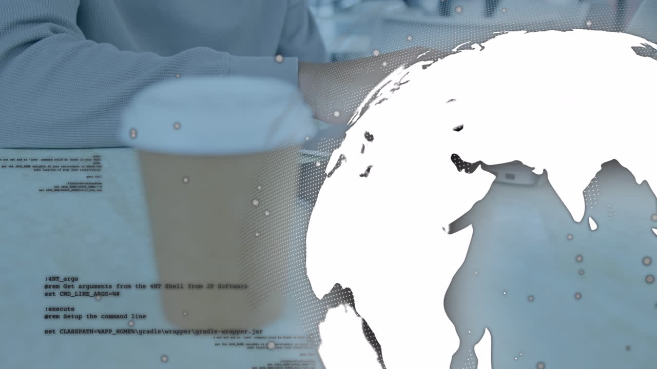 카페에서 노트북을 사용하는 사람의 중간 섹션에서 데이터 처리와 함께 회전하는 세계