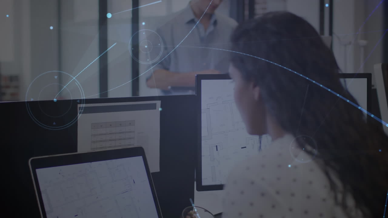 animación de una red brillante sobre una mujer de negocios sonriente que usa computadoras en la oficina