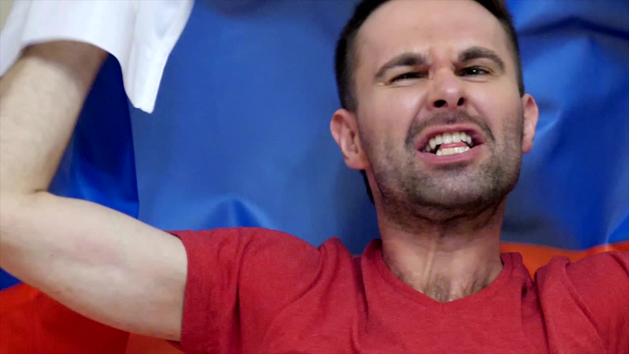 fanático ruso celebra sosteniendo la bandera de rusia en cámara lenta,4k, de alta calidad