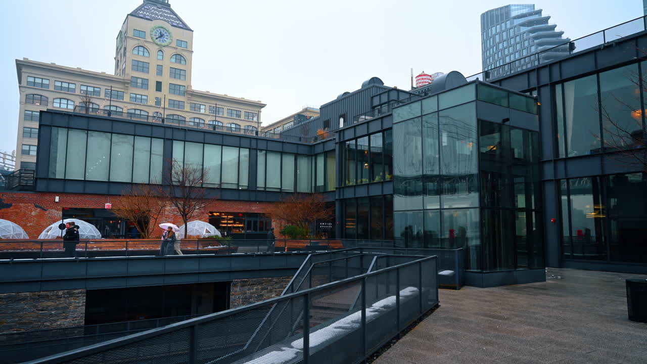 Nueva York, EE. UU., 24 de diciembre de 2025: escena invernal de Empire Stores en DUMBO. Vista invernal del complejo Empire Stores en DUMBO, Brooklyn, con arquitectura moderna.