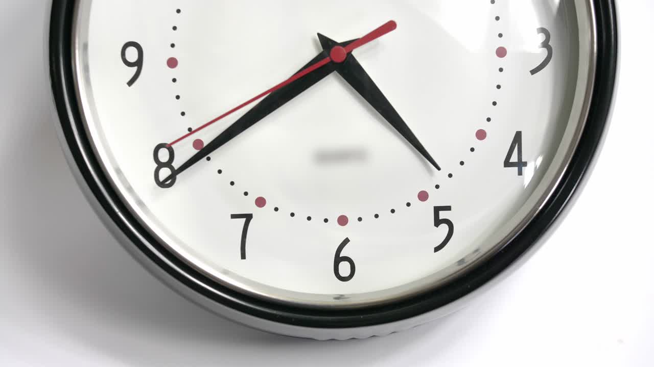Quadrante di Orologio Analogico con Lancette su Sfondo Bianco