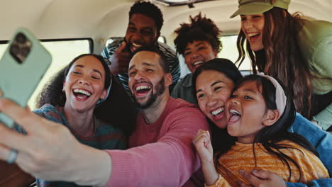 selfie, sonrisa y amigos en un viaje por carretera en una furgoneta